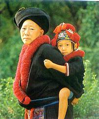 Yao Frau mit Baby in Chiang Mai, Thailand