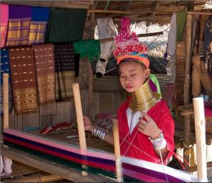Long-neck Karen girl weaving